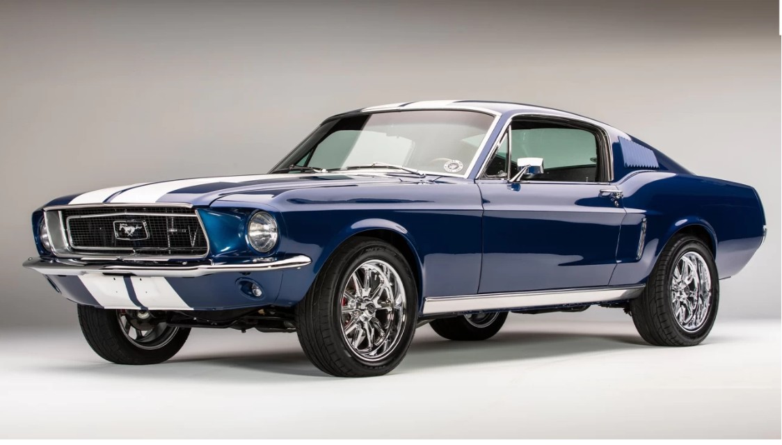 Beyaz yarış şeritli lacivert klasik Ford Mustang